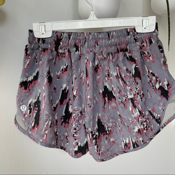 Lululemon Hotty hot short ll 2.5” floral flux grey size 4 - Picture 4 of 7